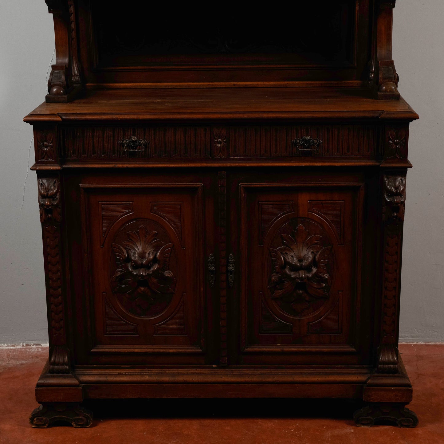 Credenza con piattaia  intagliata noce Italia 1880