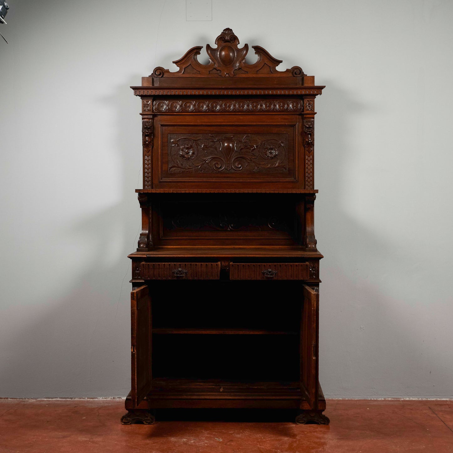 Credenza con piattaia  intagliata noce Italia 1880