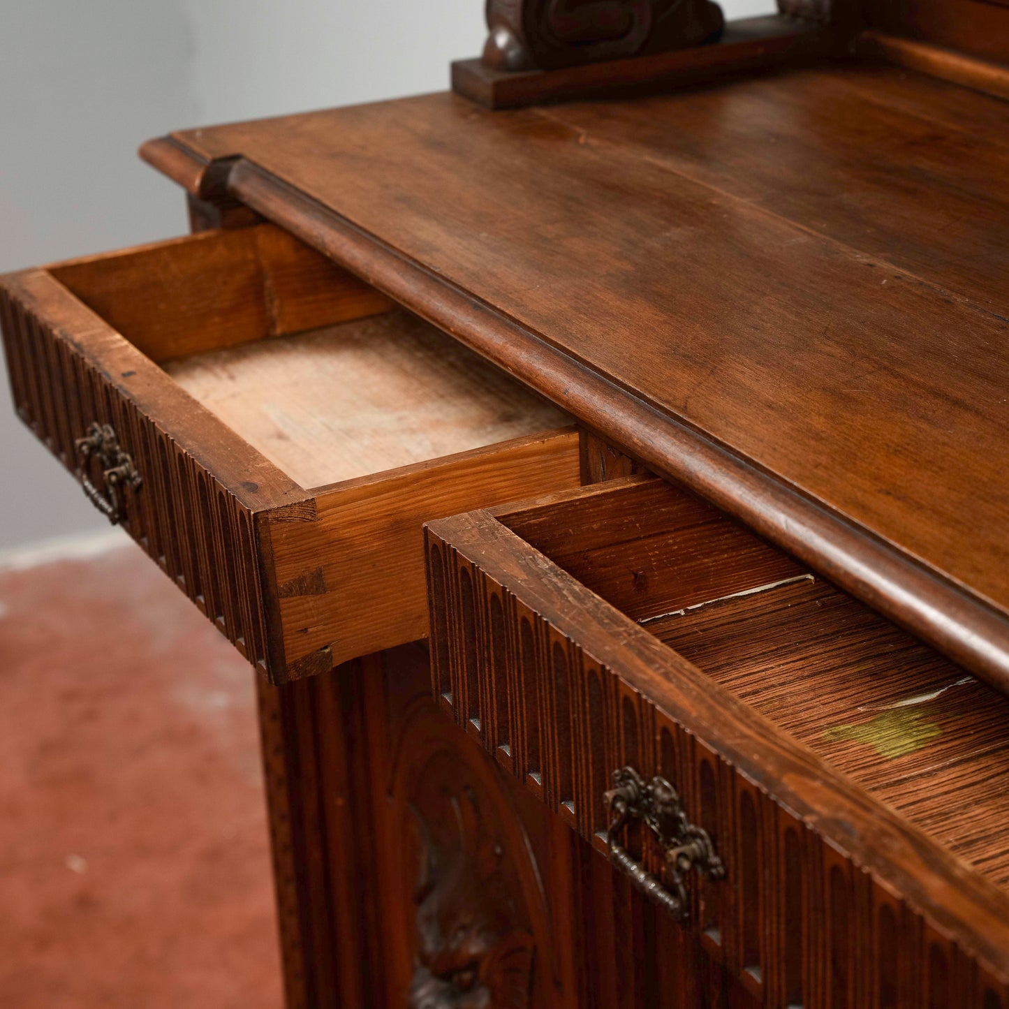 Credenza con piattaia  intagliata noce Italia 1880