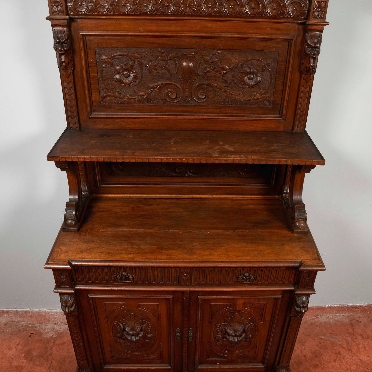 Credenza con piattaia  intagliata noce Italia 1880