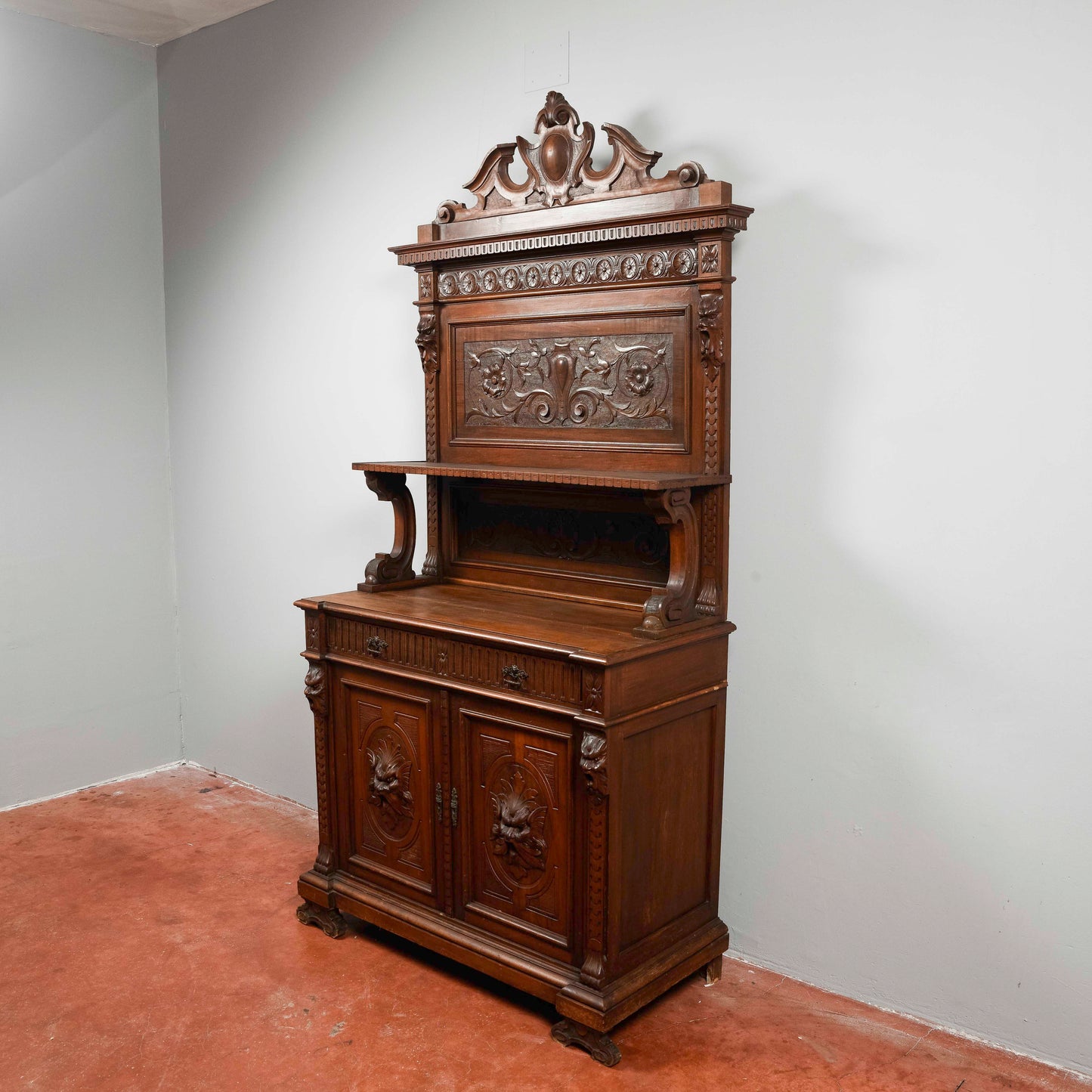 Credenza con piattaia  intagliata noce Italia 1880