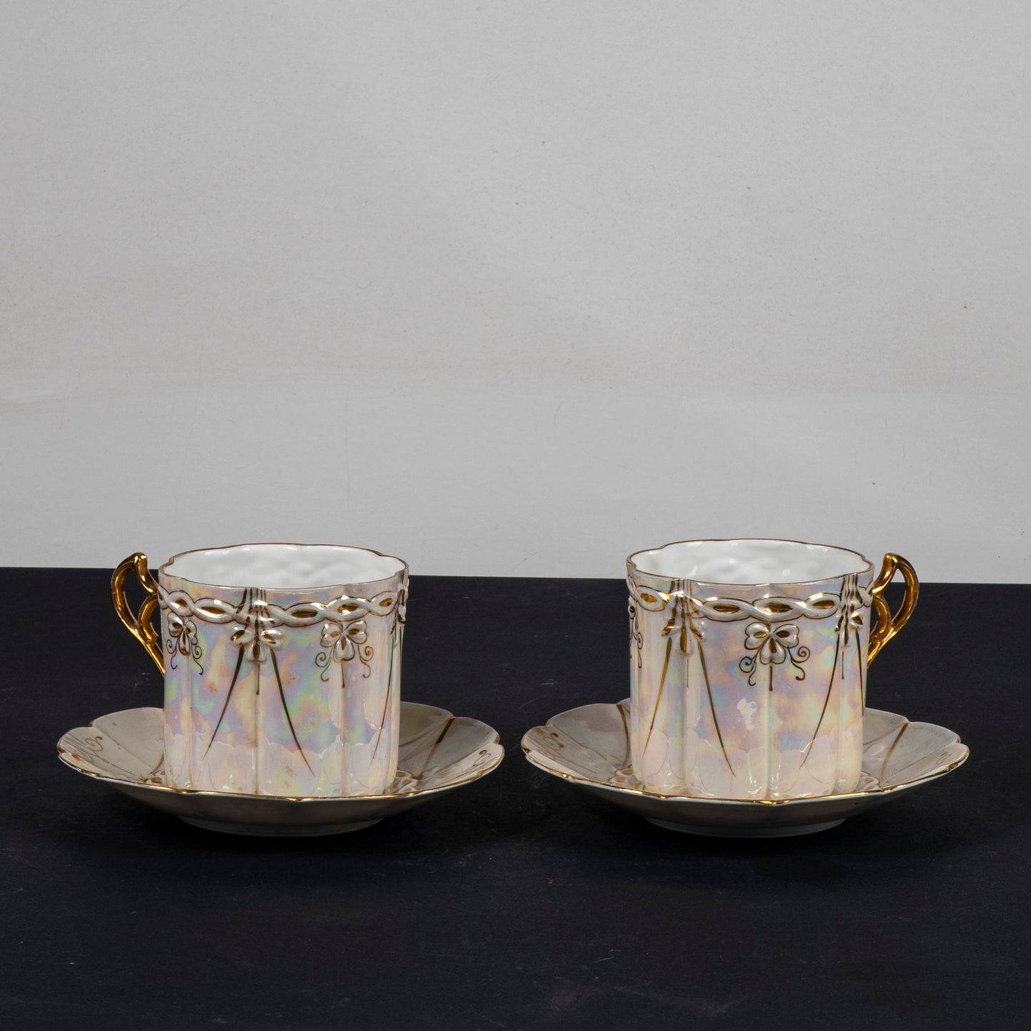 coppia di tazze con piattini realizzati in porcellana fine smaltata a lustro di epoca liberty autentiche