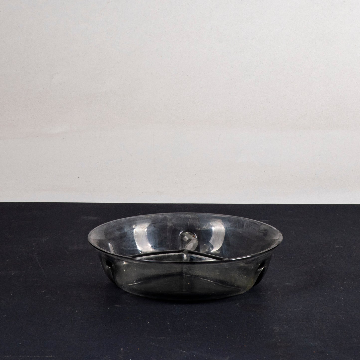 Piatto in vetro Murano fumé originale Italia 1920 con divisori