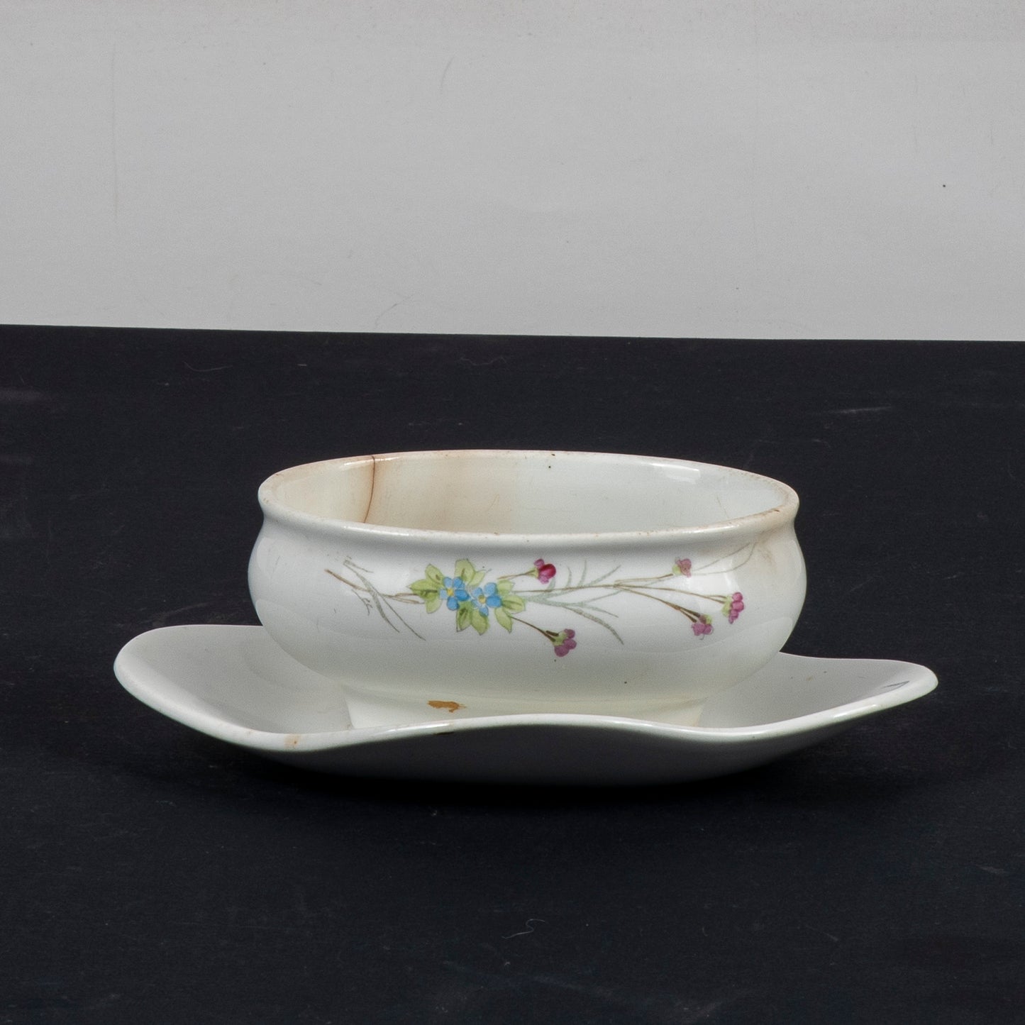Salsiera firmata S.C.Richard ceramica bianca con decori a fiori  Italia XX sec