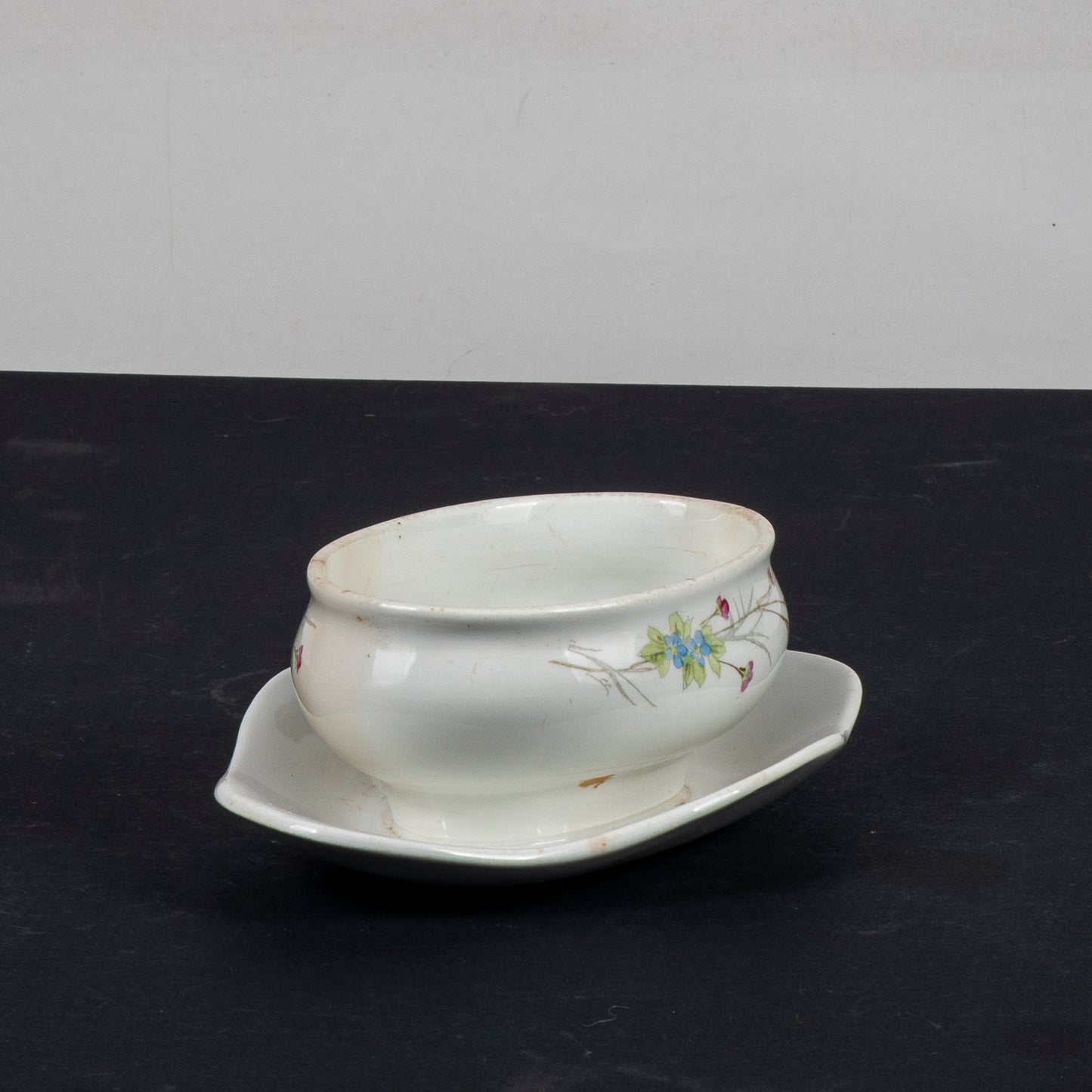 Salsiera firmata S.C.Richard ceramica bianca con decori a fiori  Italia XX sec