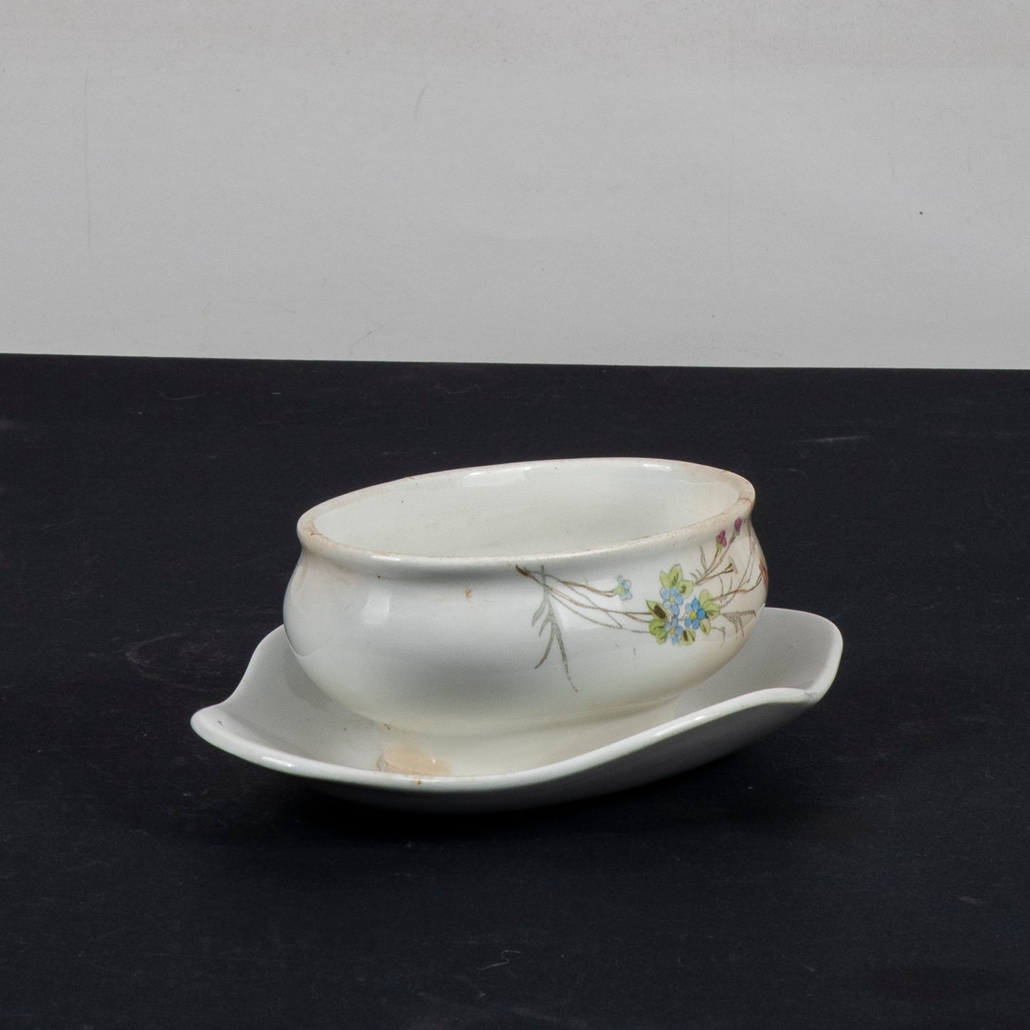 Salsiera firmata S.C.Richard ceramica bianca con decori a fiori  Italia XX sec