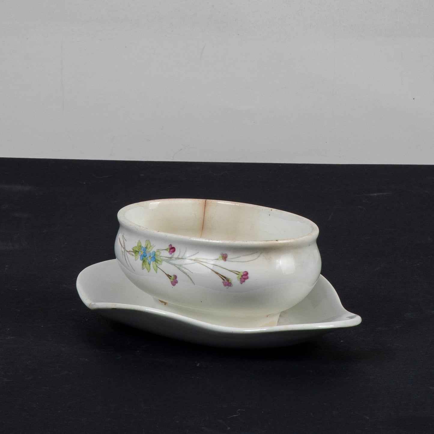 Salsiera firmata S.C.Richard ceramica bianca con decori a fiori  Italia XX sec