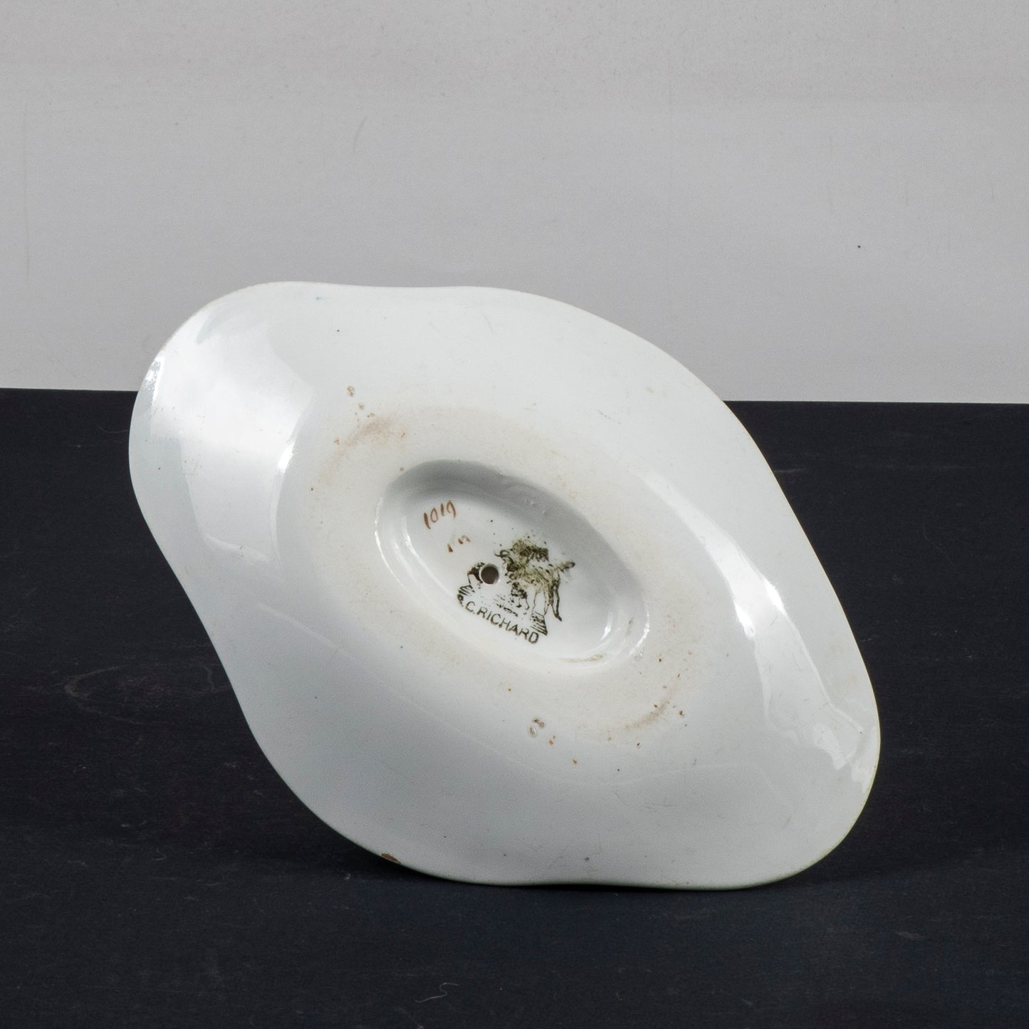 Salsiera firmata S.C.Richard ceramica bianca con decori a fiori  Italia XX sec