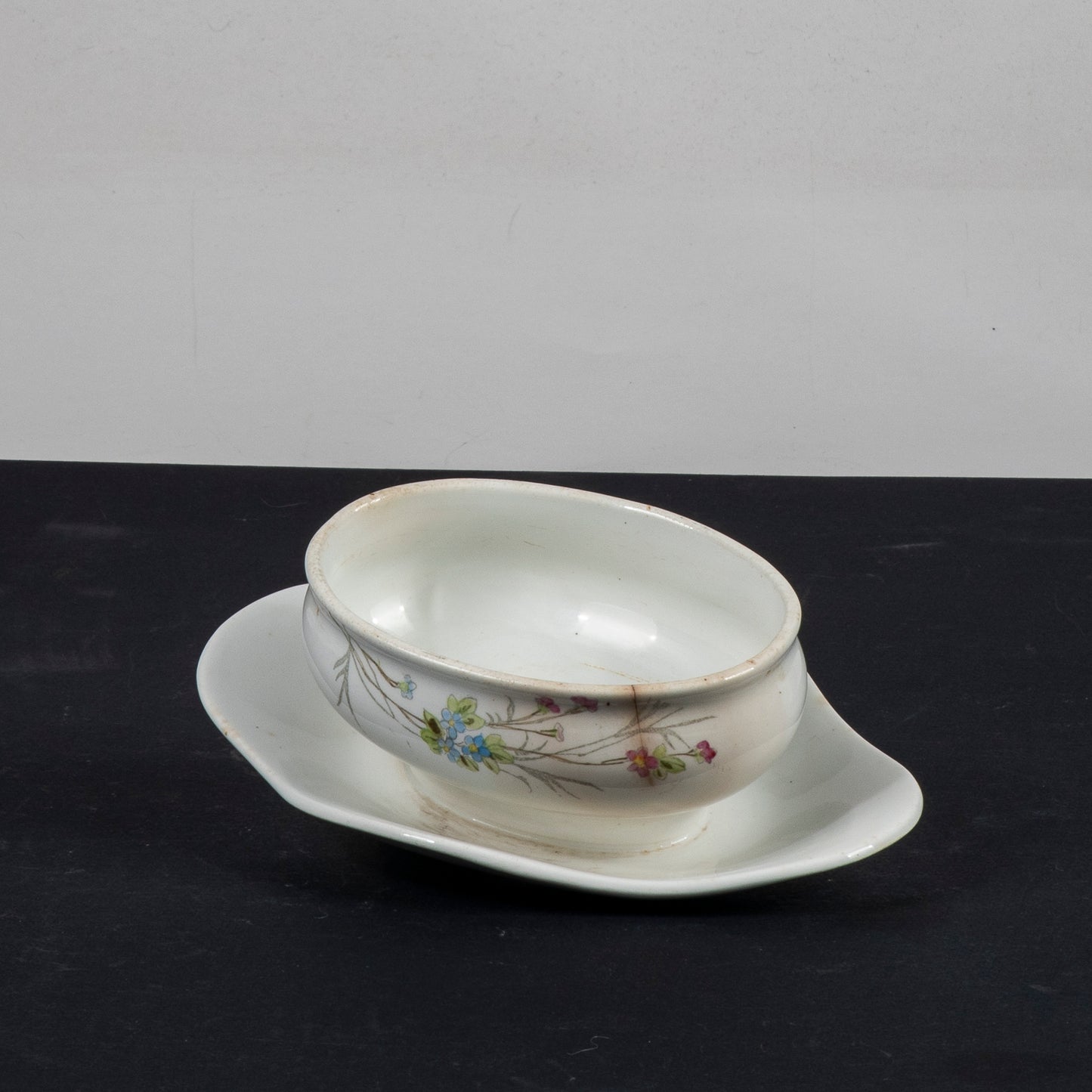 Salsiera firmata S.C.Richard ceramica bianca con decori a fiori  Italia XX sec