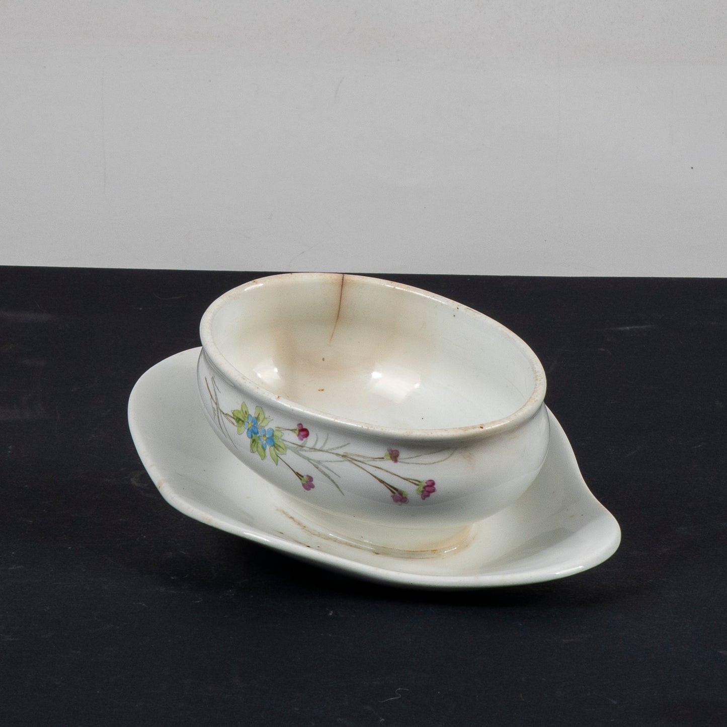 Salsiera firmata S.C.Richard ceramica bianca con decori a fiori  Italia XX sec