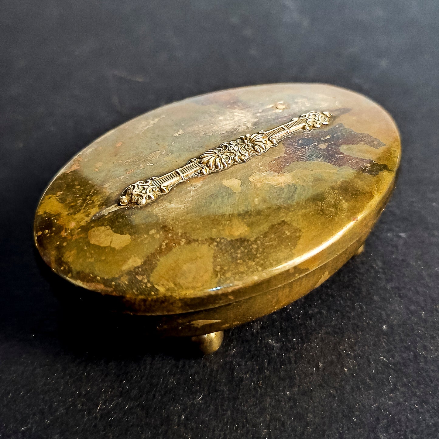 Scatolina in ottone con decoro centrale sul coperchio