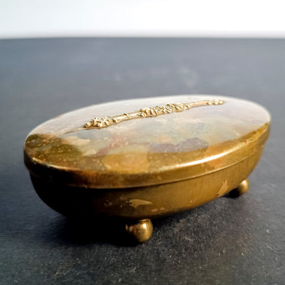 Scatolina in ottone con decoro centrale sul coperchio