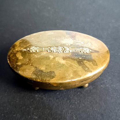 Scatolina in ottone con decoro centrale sul coperchio