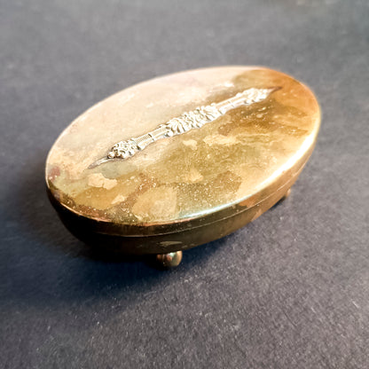 Scatolina in ottone con decoro centrale sul coperchio