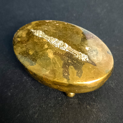 Scatolina in ottone con decoro centrale sul coperchio