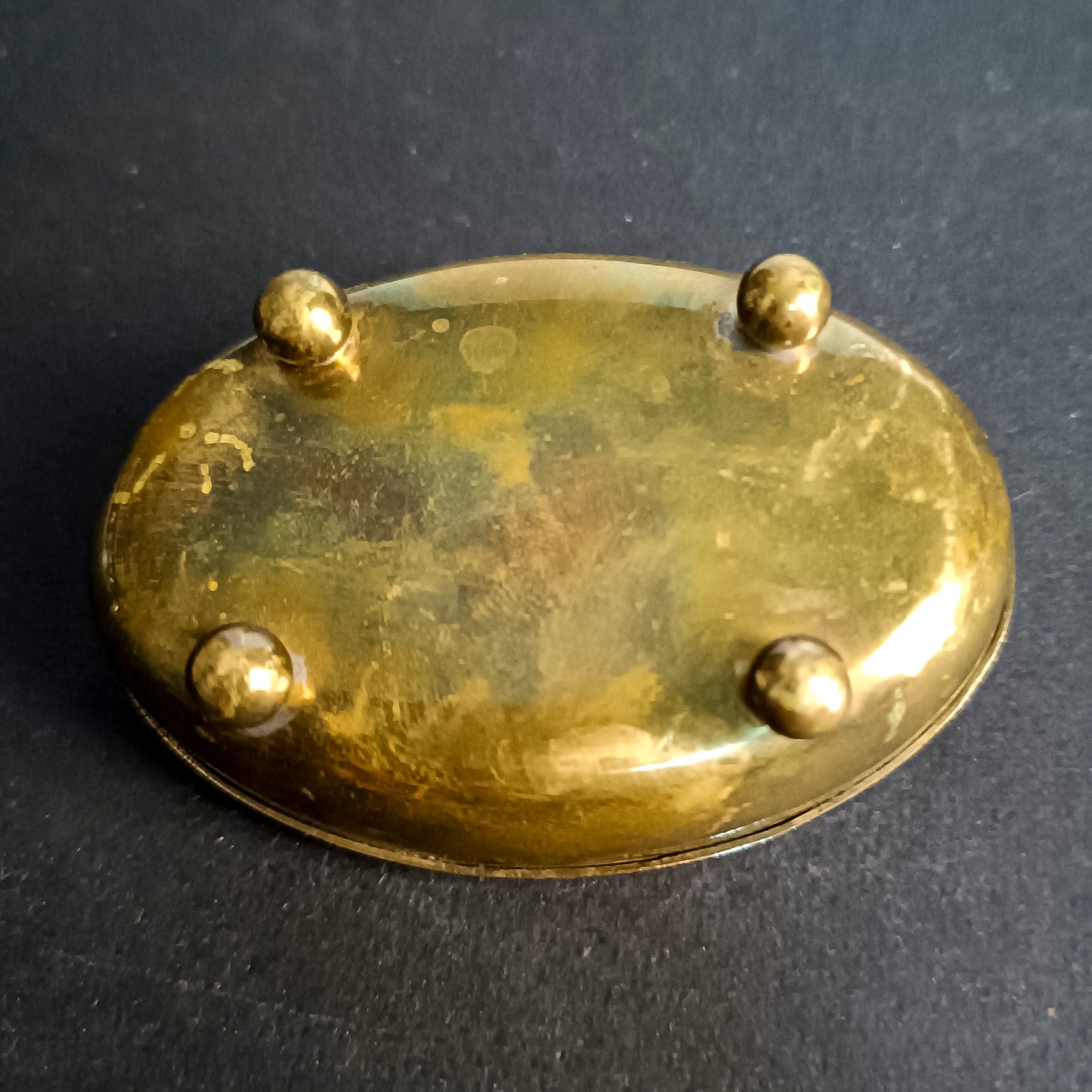 Scatolina in ottone con decoro centrale sul coperchio