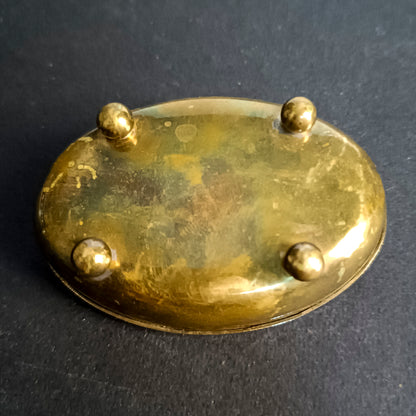 Scatolina in ottone con decoro centrale sul coperchio