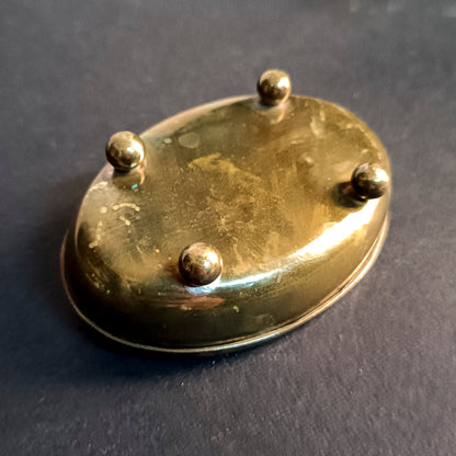 Scatolina in ottone con decoro centrale sul coperchio