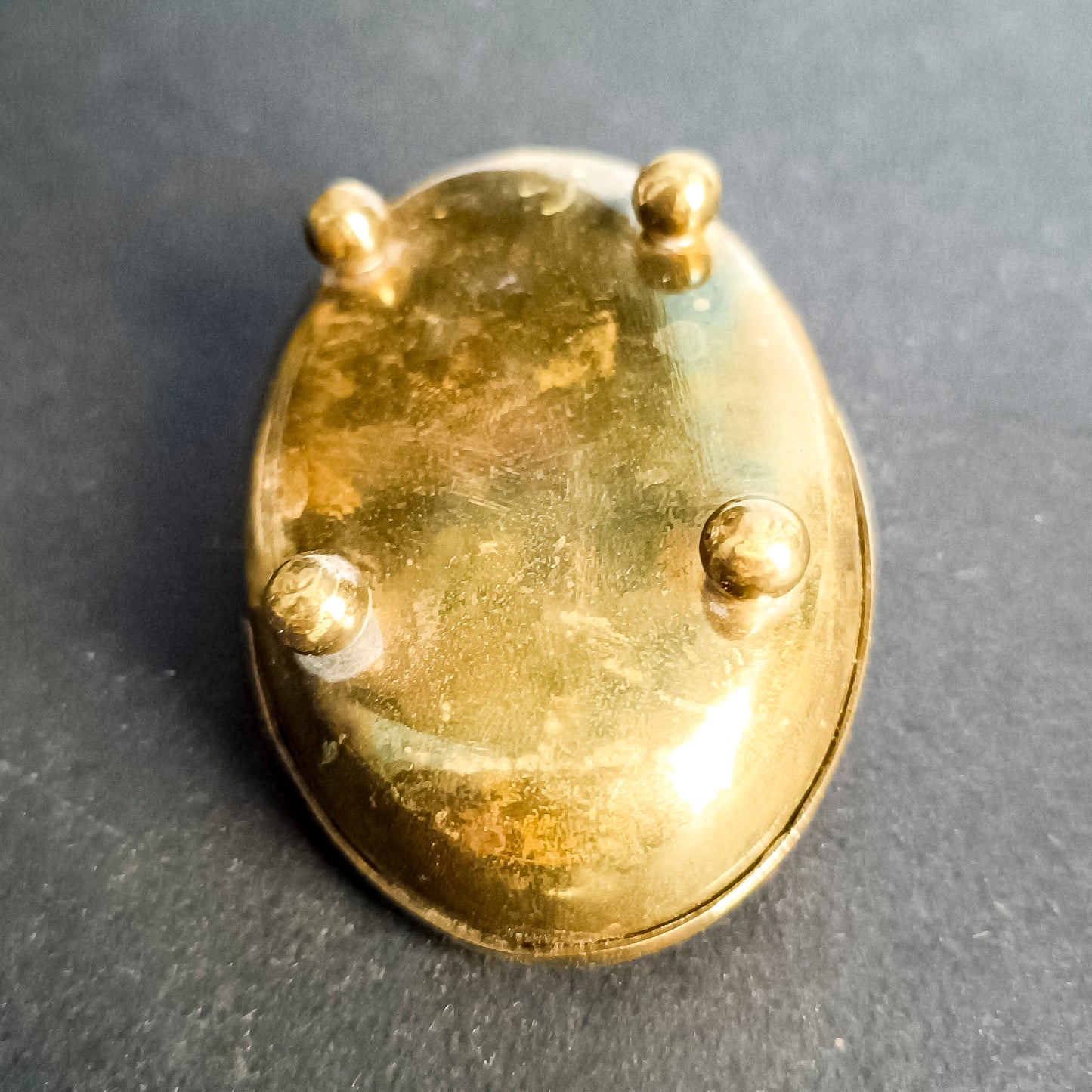 Scatolina in ottone con decoro centrale sul coperchio