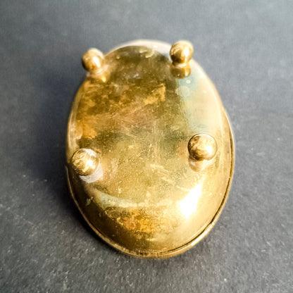 Scatolina in ottone con decoro centrale sul coperchio