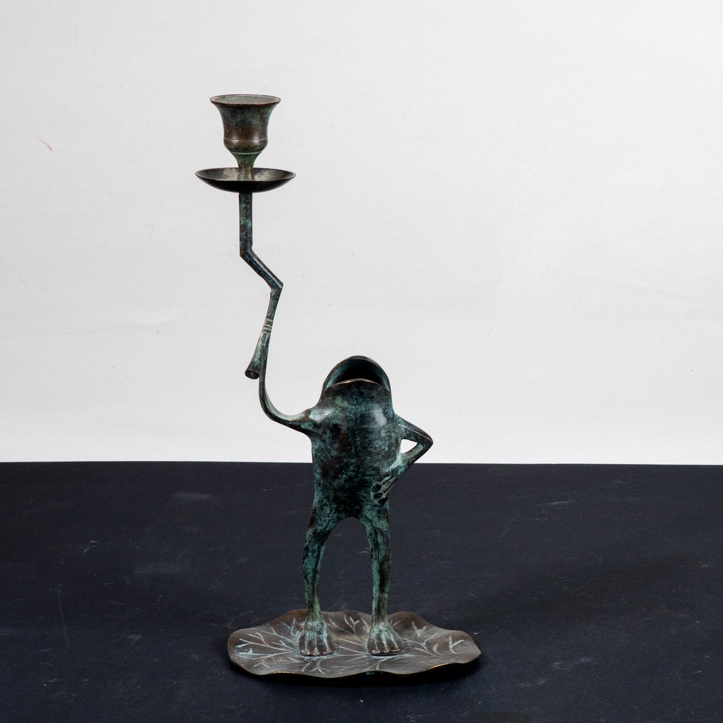 Candeliere a forma di ranocchio in bronzo anni 1980