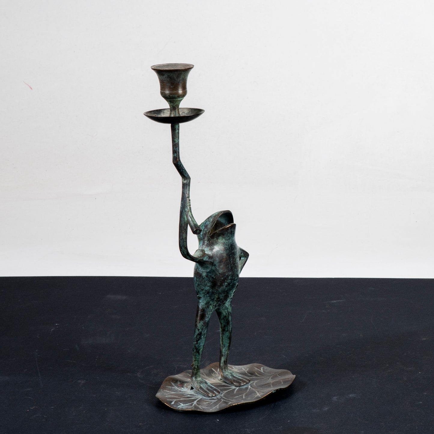 Candeliere a forma di ranocchio in bronzo anni 1980