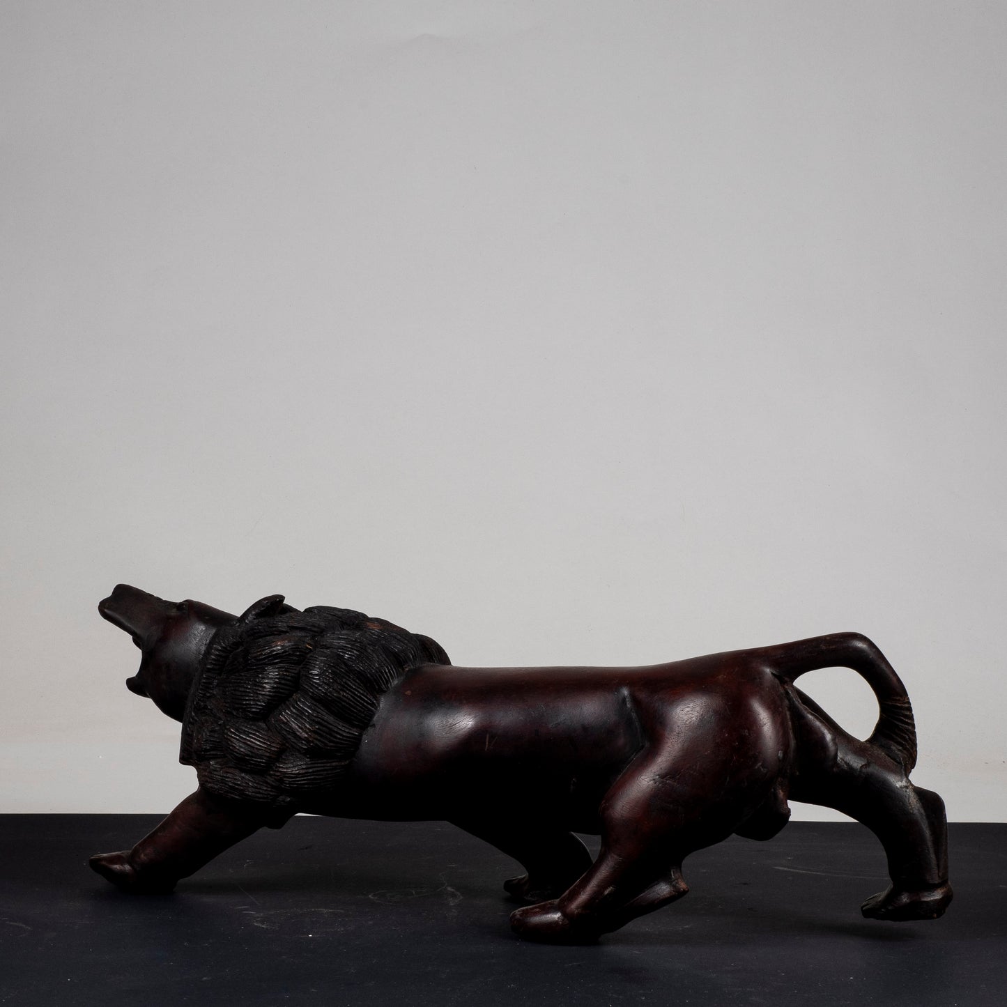 leone scultura in legno