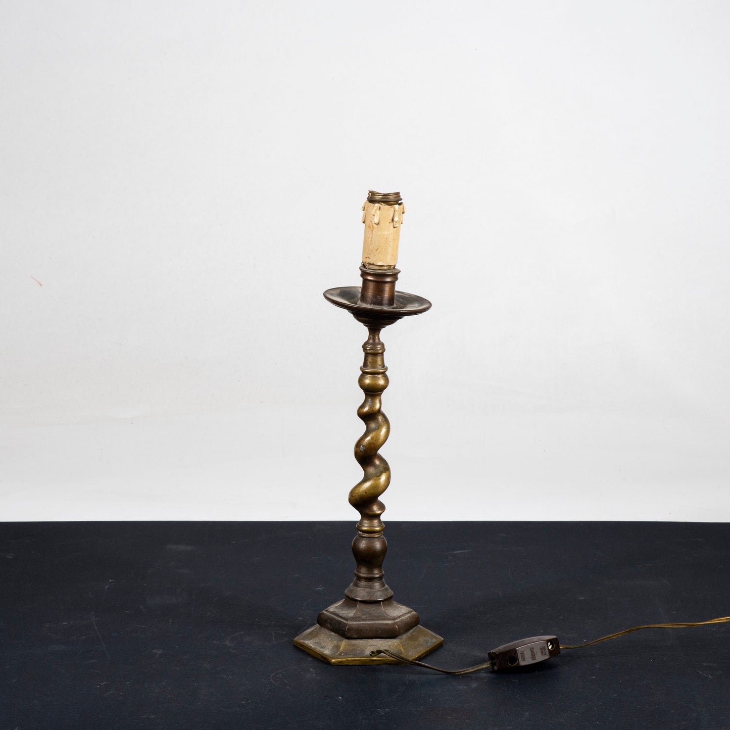 candeliere con colonna a tortiglione in ottone da ricablare