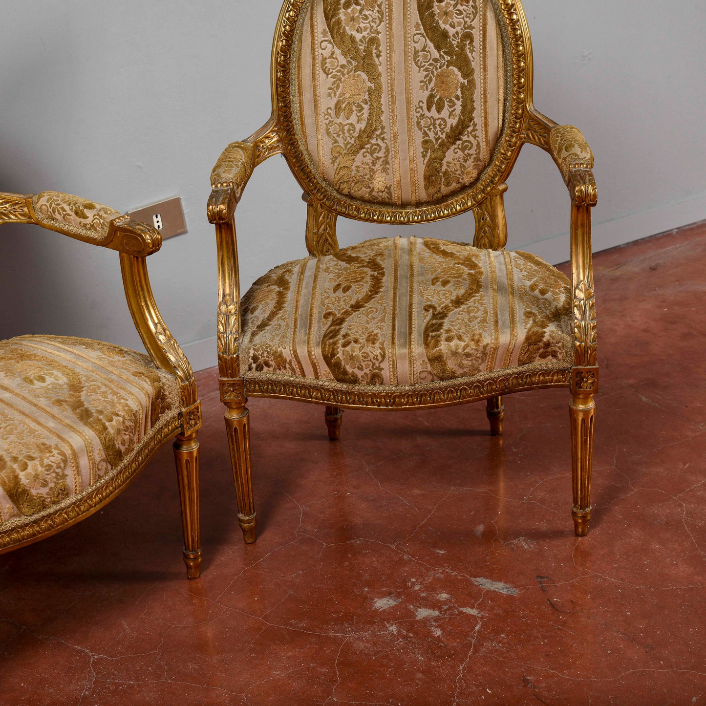 Coppia di poltrone dorate stile Napoleone III