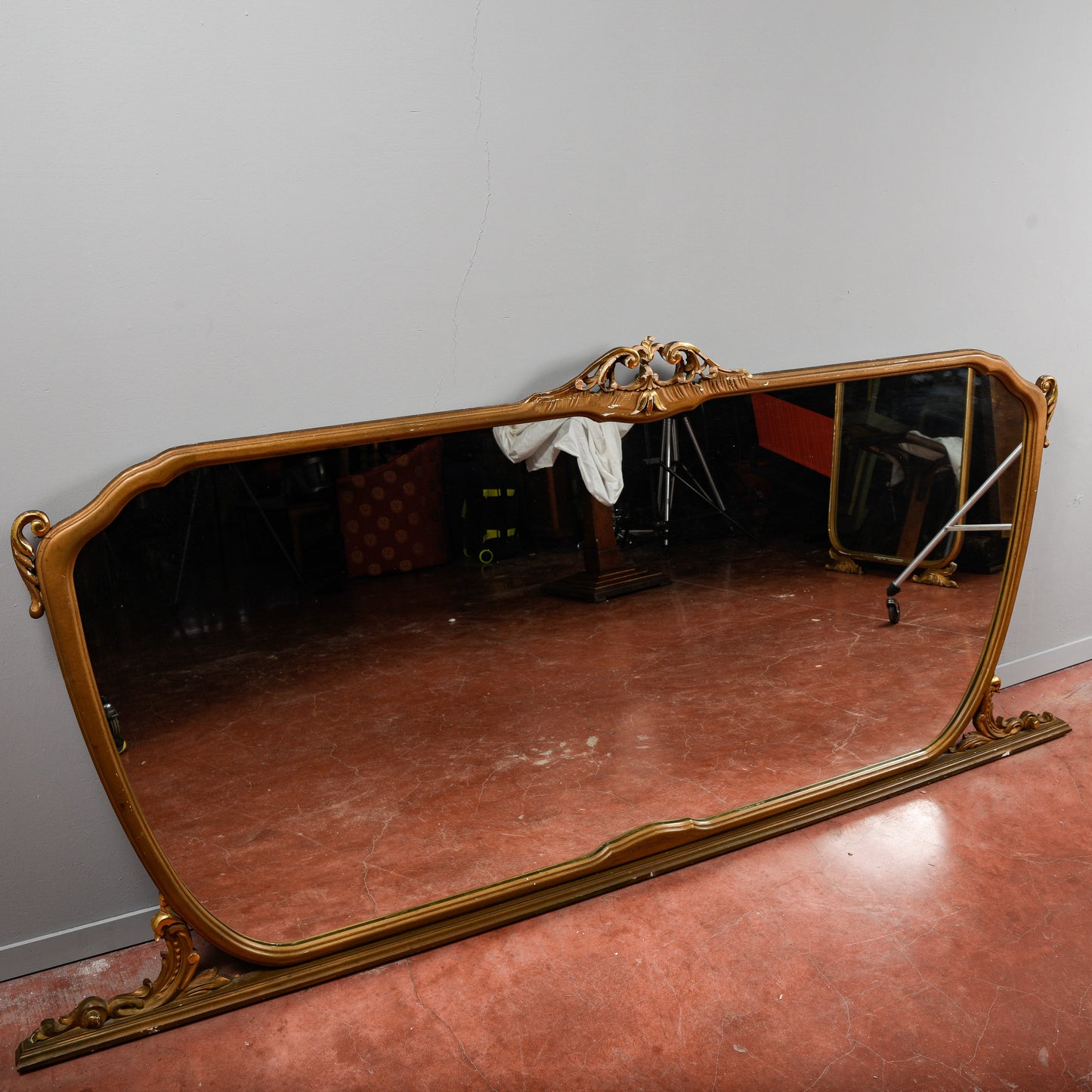 Specchiera orizzontale con decori a foglia oro Italia 1960