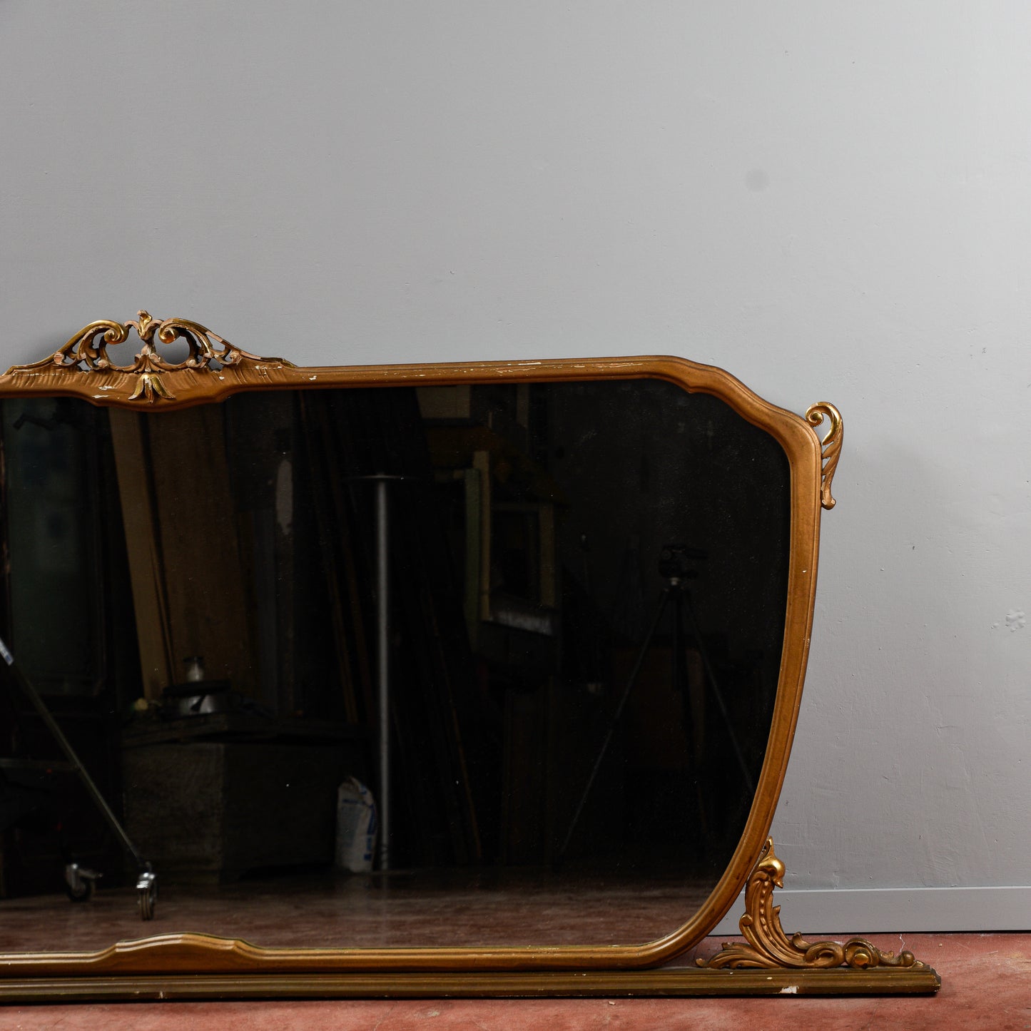 Specchiera orizzontale con decori a foglia oro Italia 1960