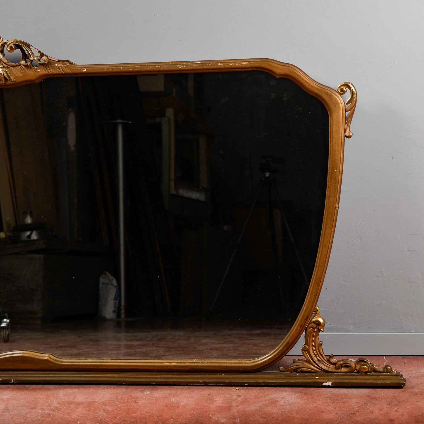 Specchiera orizzontale con decori a foglia oro Italia 1960