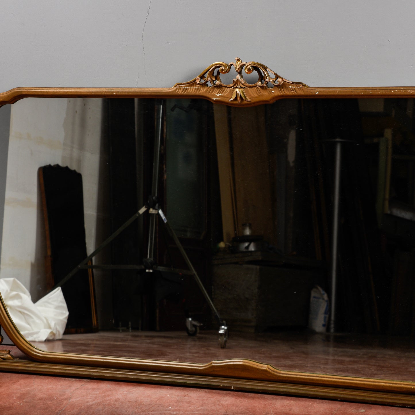 Specchiera orizzontale con decori a foglia oro Italia 1960