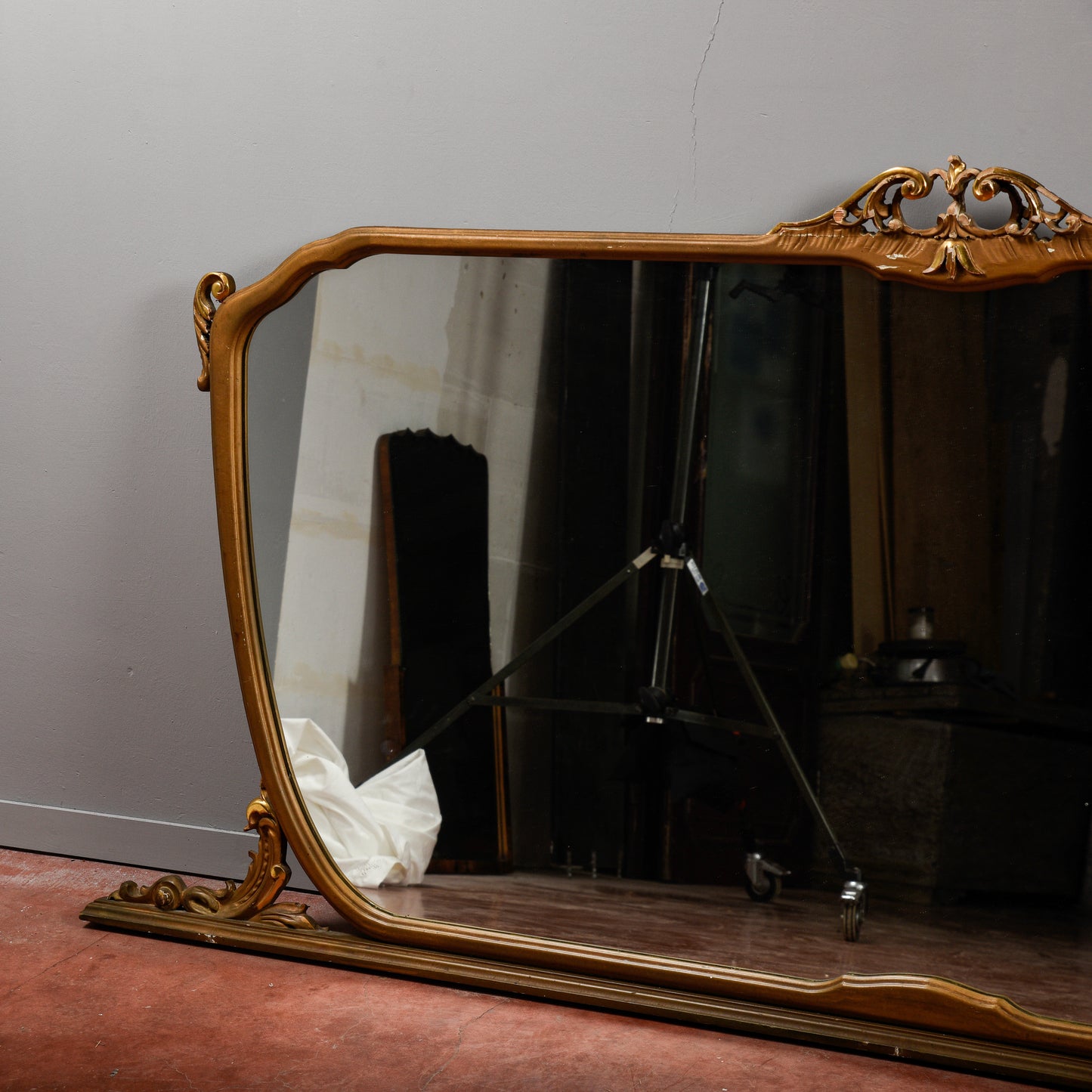 Specchiera orizzontale con decori a foglia oro Italia 1960