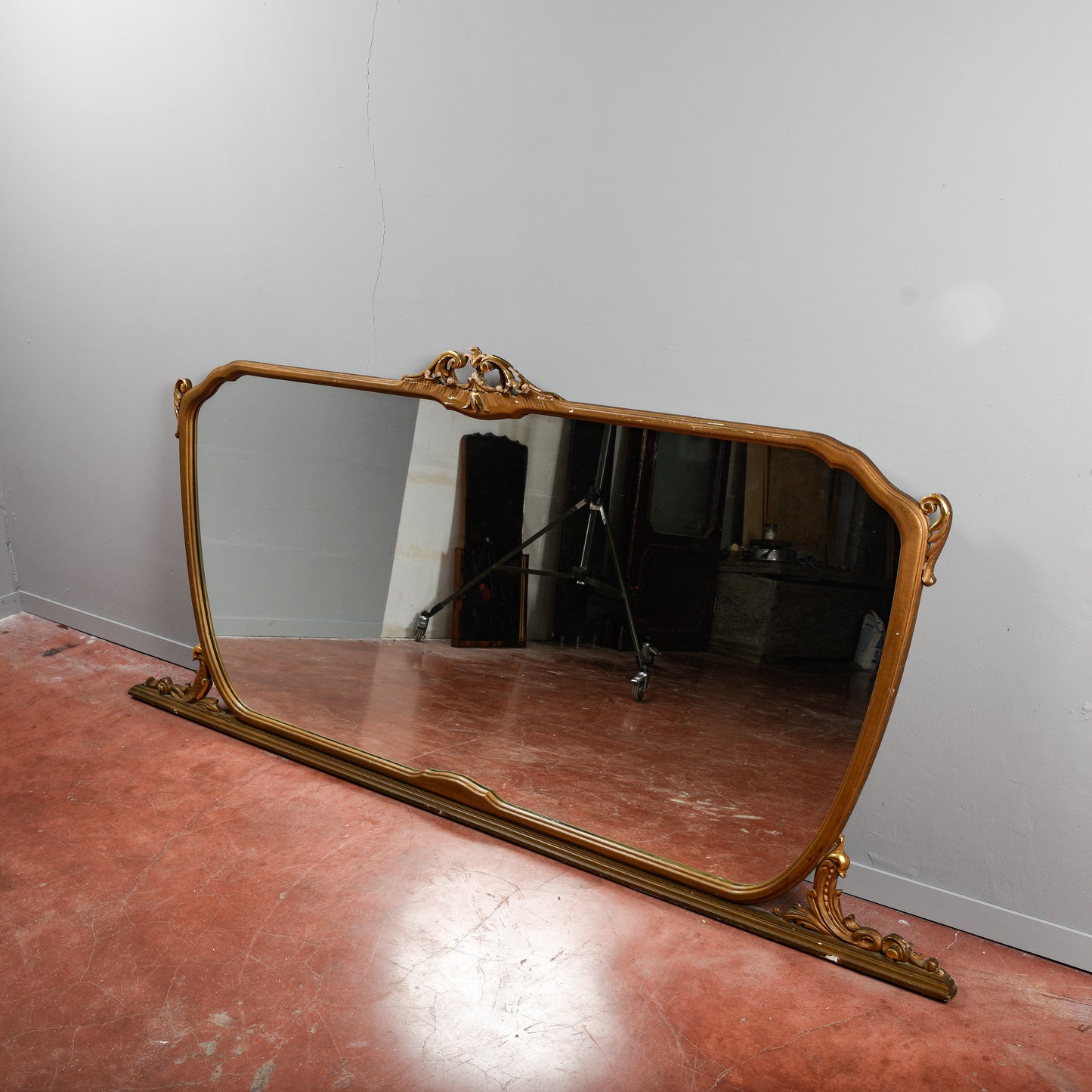 Specchiera orizzontale con decori a foglia oro Italia 1960
