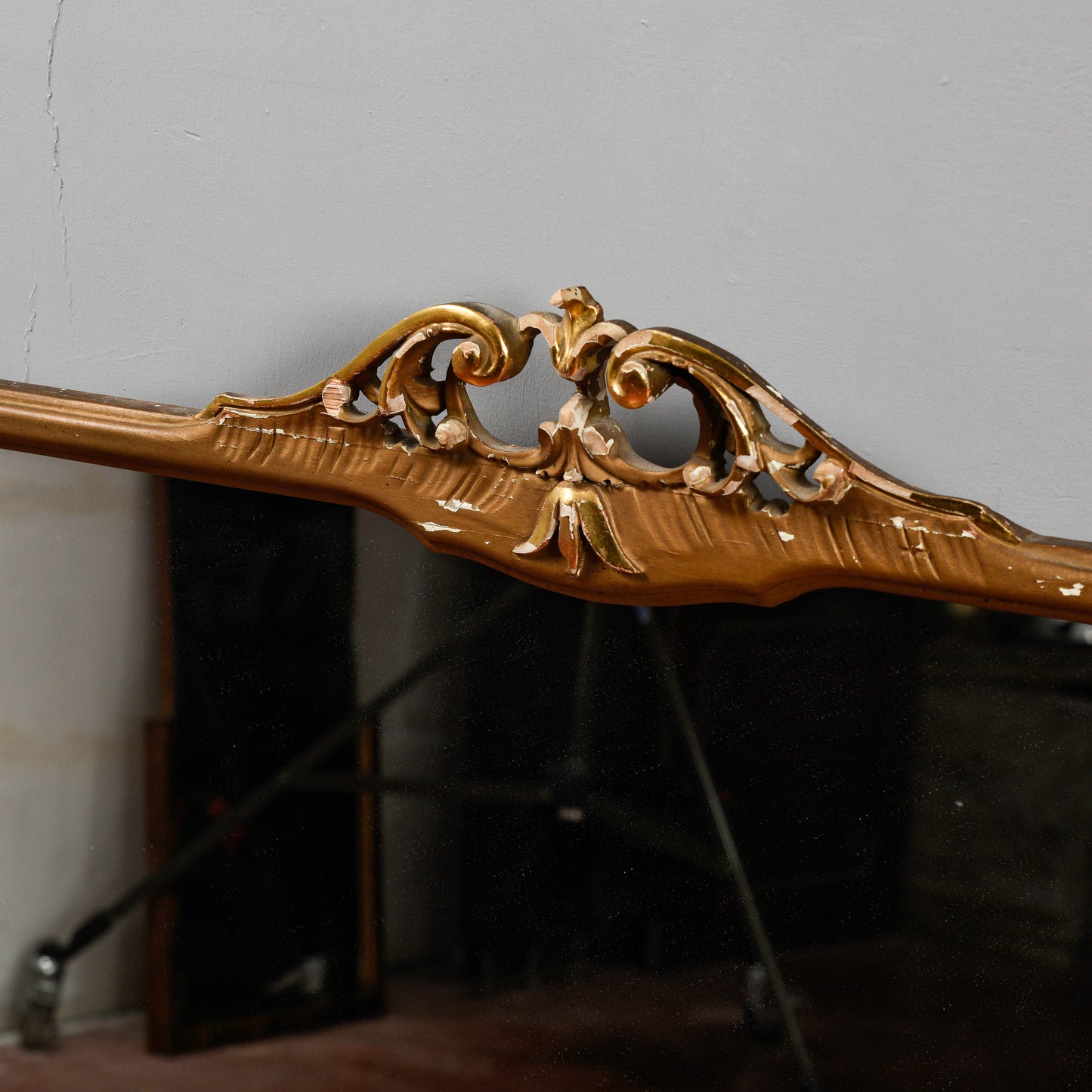 Specchiera orizzontale con decori a foglia oro Italia 1960