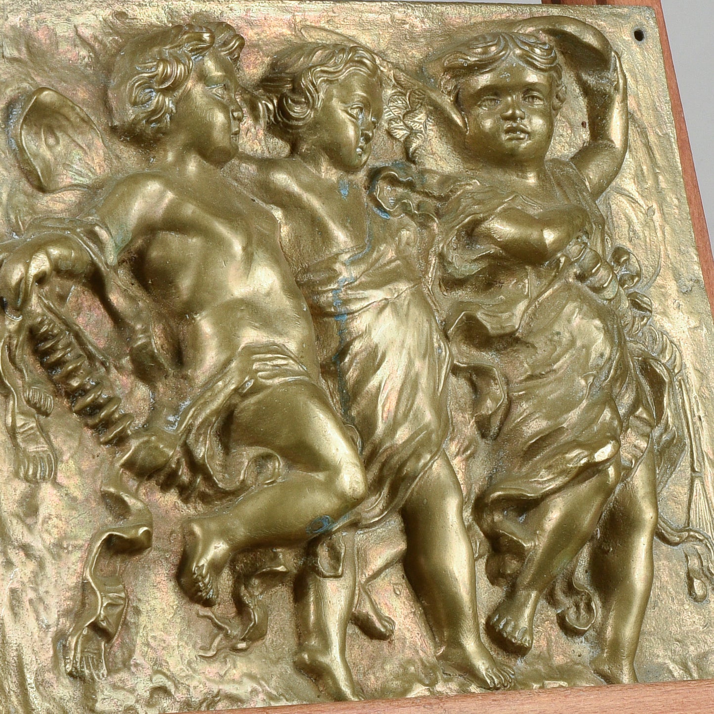 placca fusione ottone putti con musici danzanti