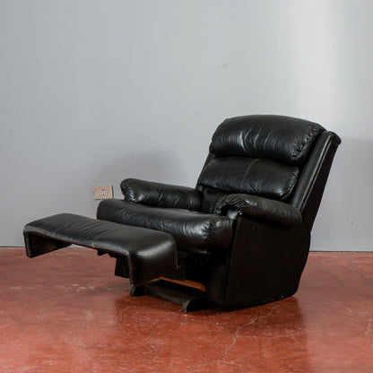 poltrona in pelle nera reclinabile
