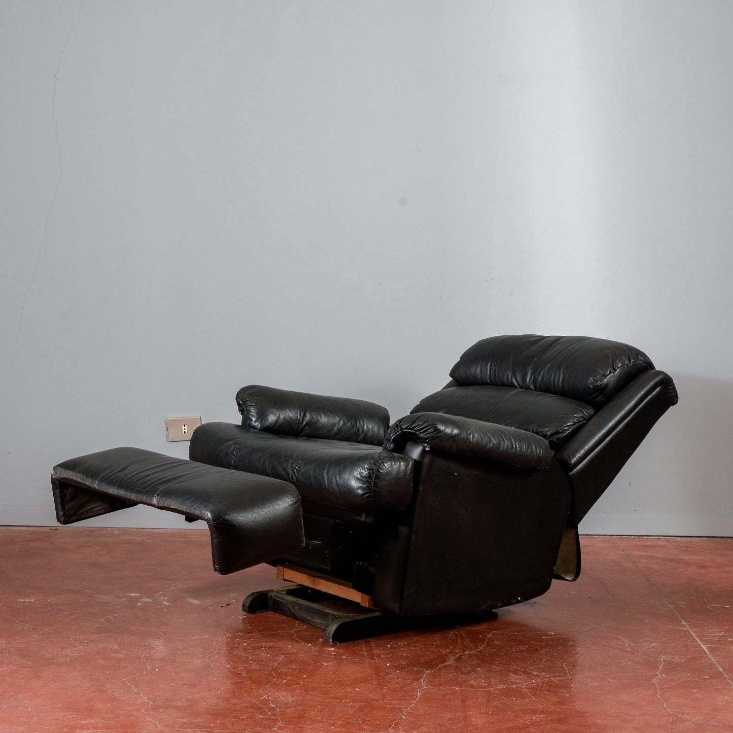 poltrona in pelle nera reclinabile