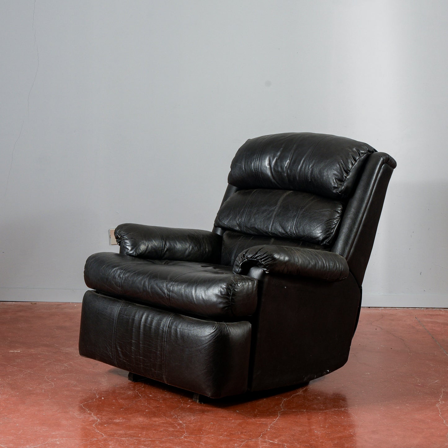 poltrona in pelle nera reclinabile