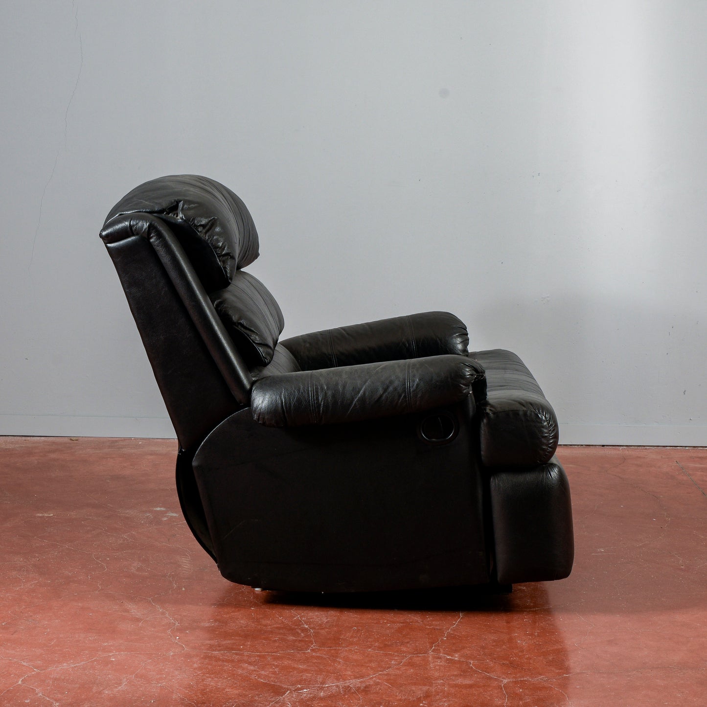 poltrona in pelle nera reclinabile