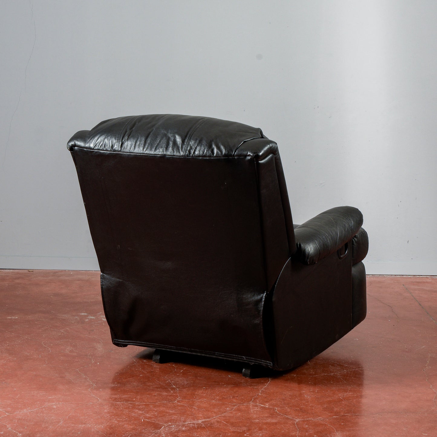 poltrona in pelle nera reclinabile