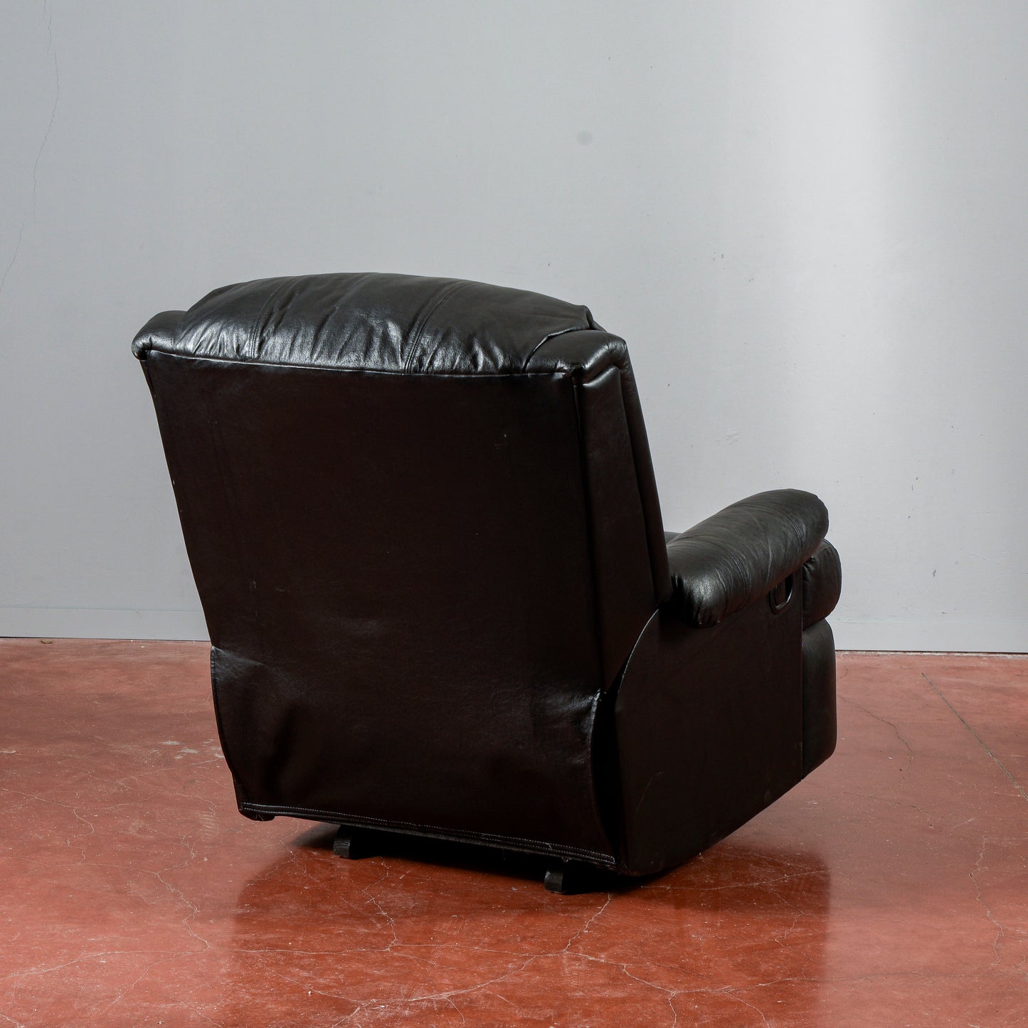 poltrona in pelle nera reclinabile
