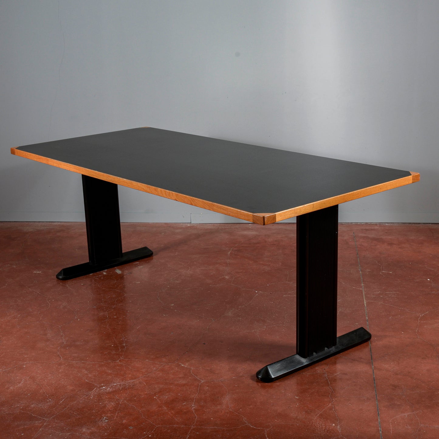 Tavolo scrivania con piano nero e gambe in ferro produzione anni 1990