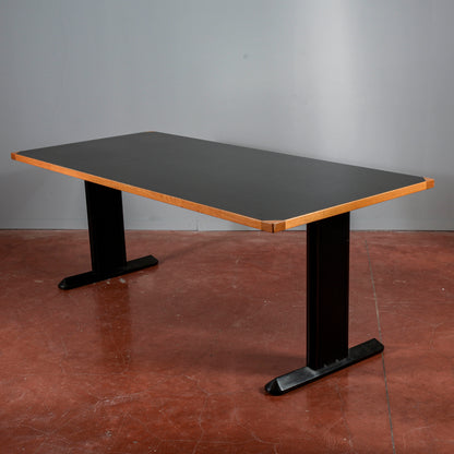 Tavolo scrivania con piano nero e gambe in ferro produzione anni 1990