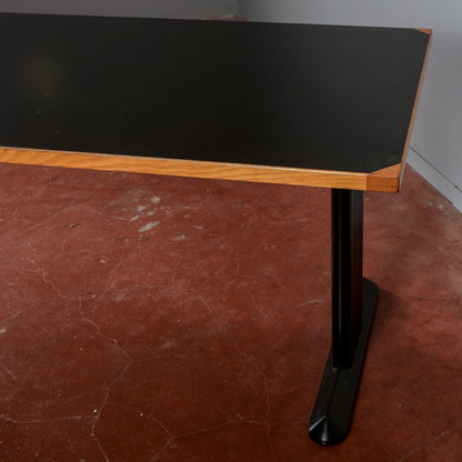 Tavolo scrivania con piano nero e gambe in ferro produzione anni 1990