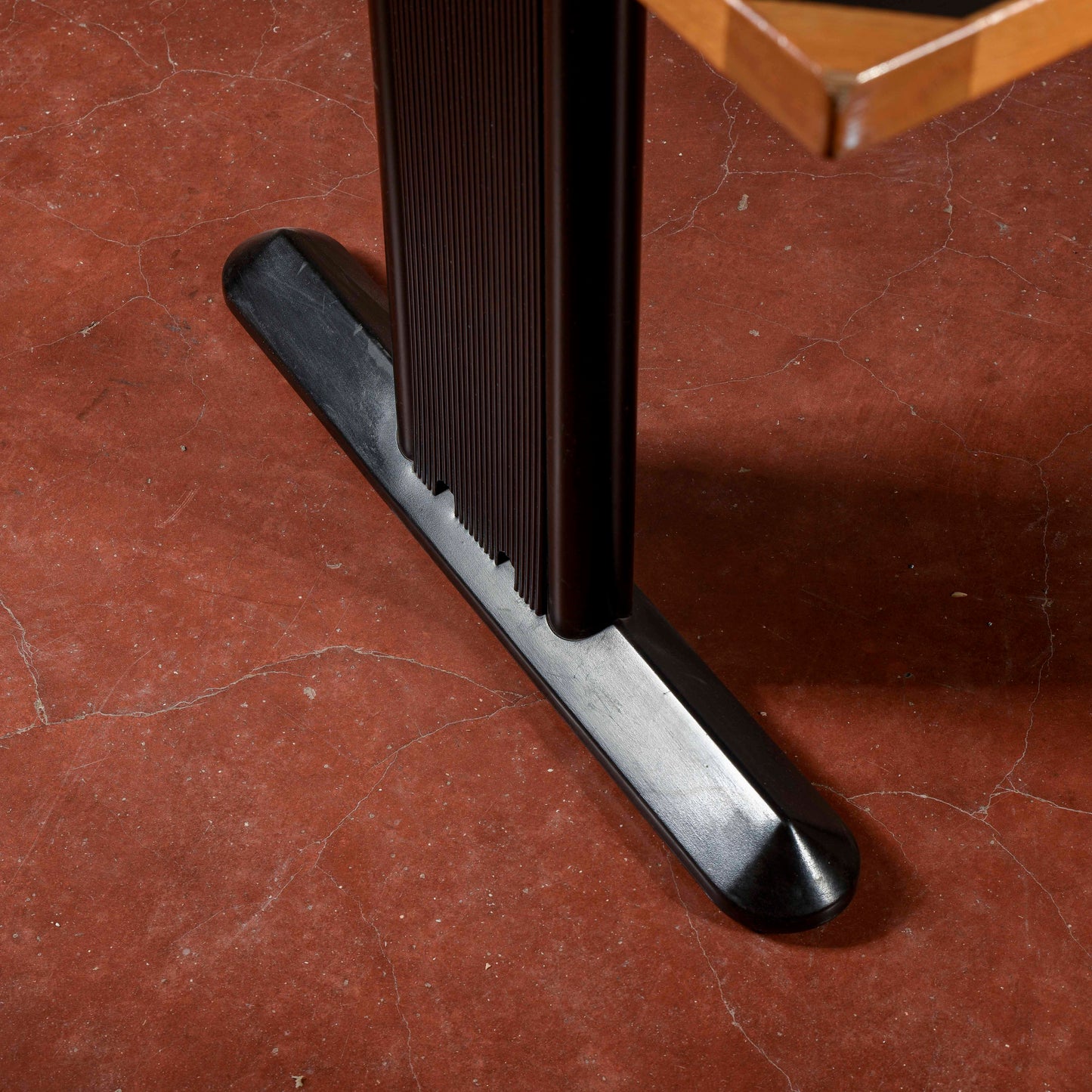 Tavolo scrivania con piano nero e gambe in ferro produzione anni 1990