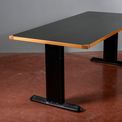 Tavolo scrivania con piano nero e gambe in ferro produzione anni 1990