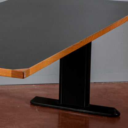 Tavolo scrivania con piano nero e gambe in ferro produzione anni 1990