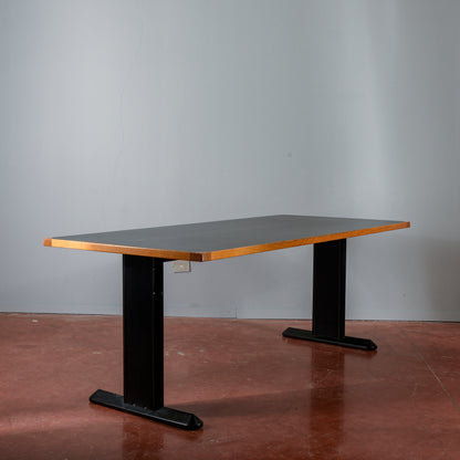 Tavolo scrivania con piano nero e gambe in ferro produzione anni 1990
